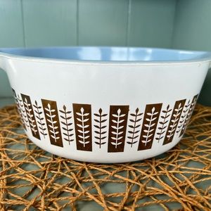 Vintage 1961 Pyrex Gourmet Gold Delphite Blue 475 -B 2-1/2 QT Rare Promotional.